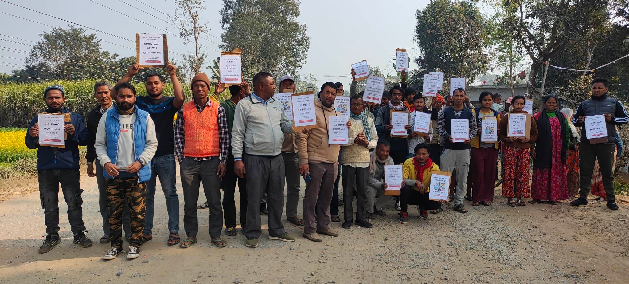 “सरकार तपाई चढ्ने चिल्लो गाडी हामी माग्दैनौं”, “हामी चिल्लो सडकमा कहिले हिड्न पाउने ?”– सरकारलाई बेलाैरी नगरपािलका ६ का स्थानीयको प्रश्न