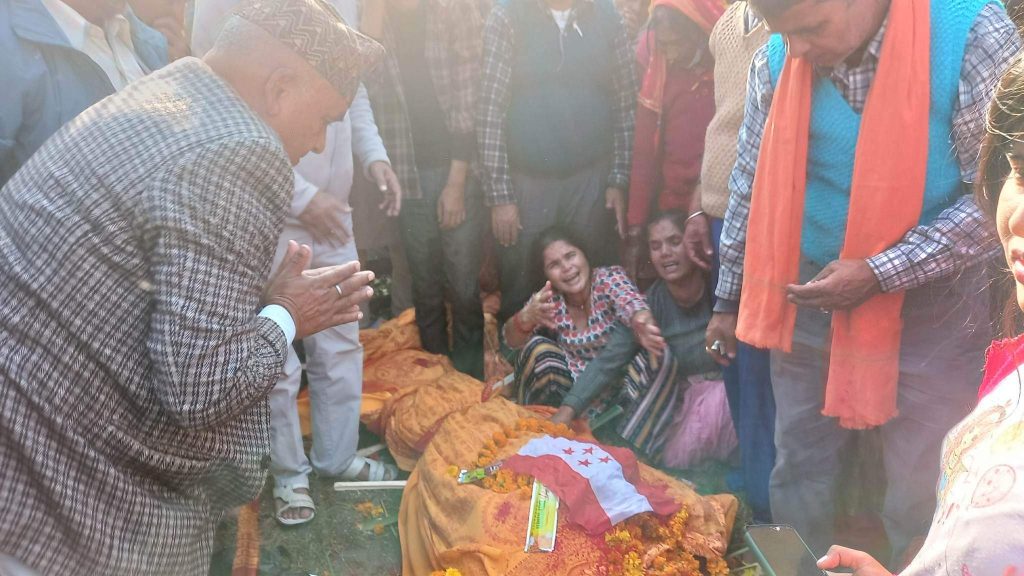 वडा अध्यक्षको निधनमा राज्यमन्त्री रैका द्घारा दुख ब्यक्त, ओढाए पार्टीको झण्डा