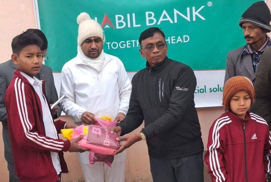 नविल बैङ्कको चान्देव शाखाद्वारा अनाथ बालबालिकाहरूलाई न्यानो कपडा वितरण