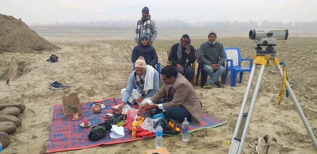 लालझाडी स्थित दोदा नदीमा बस्ती र उर्बराभूमि जोगाउ तटबन्ध निर्माण गरिदै