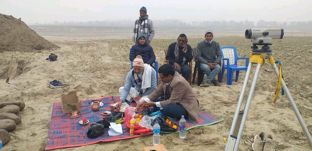 लालझाडी स्थित दोदा नदीमा बस्ती र उर्बराभूमि जोगाउ तटबन्ध निर्माण गरिदै