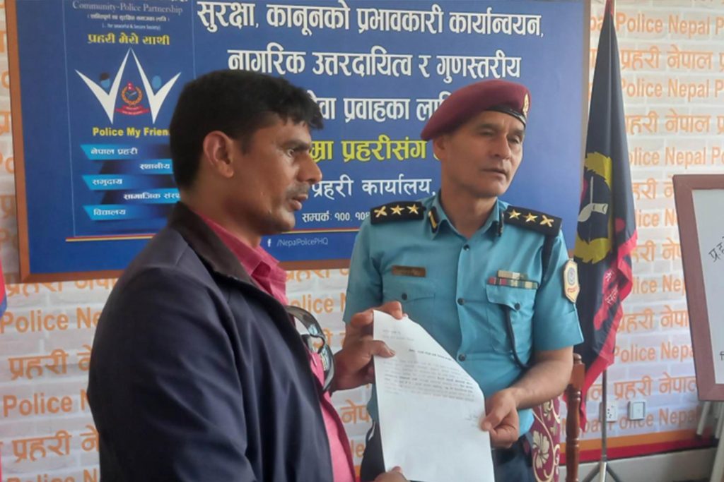 पत्रकार धामीके धम्की देन बालाे अवस्थी विरुद्ध प्रहरीमे निवेदन