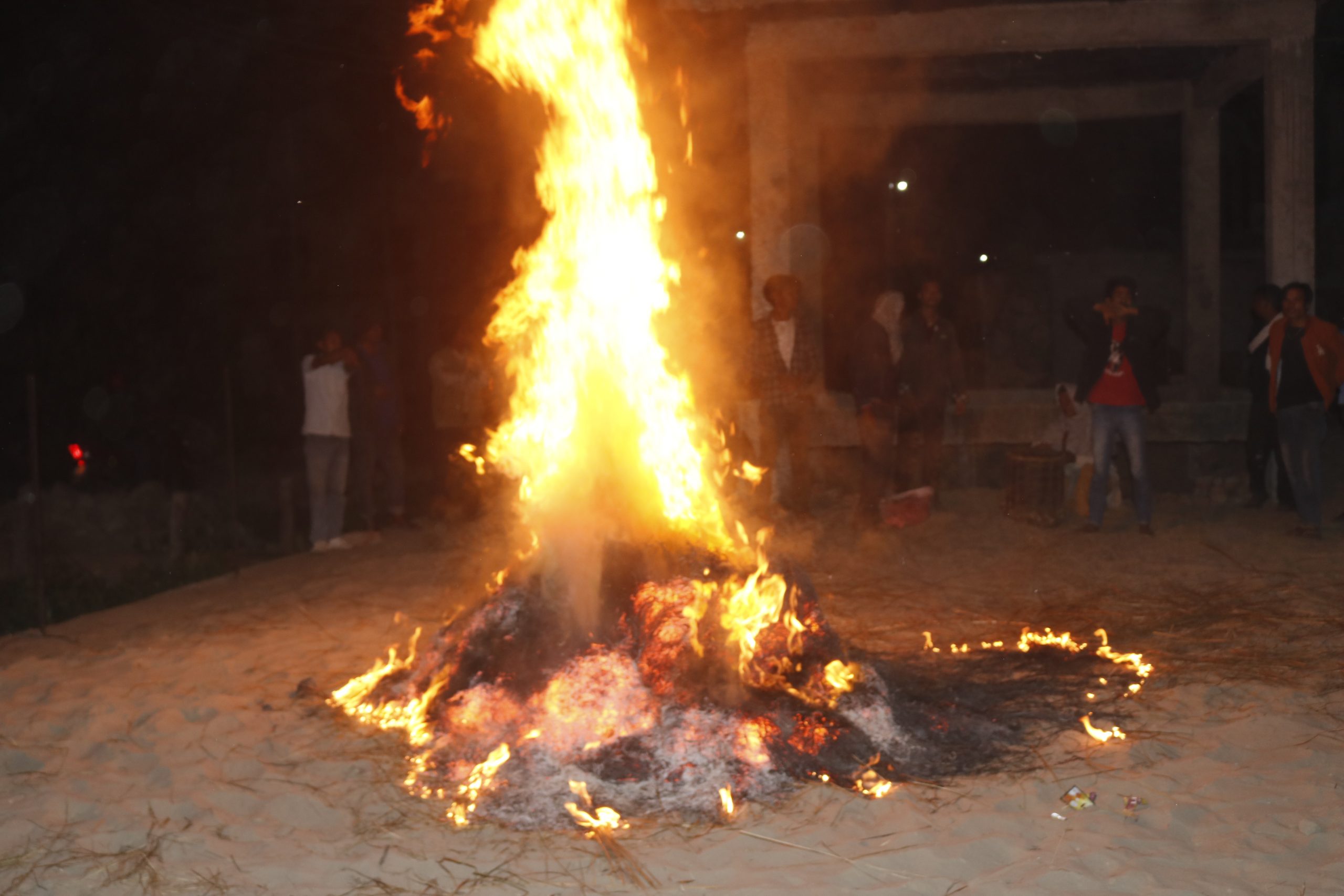 आज हाेलीकाे चिर दह ३० गते खख्डेहरा पर्व