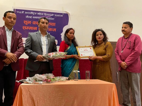 सौराई द्वारा नौ जना महिला पत्रकारलाई  नारी सम्मान