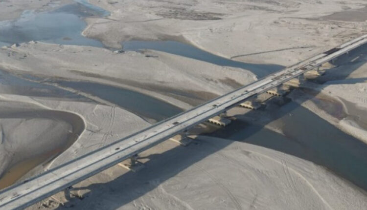 महाकाली नदीमा निर्माणाधीन चार लेनको पक्की पुलमा आवागमन बन्द