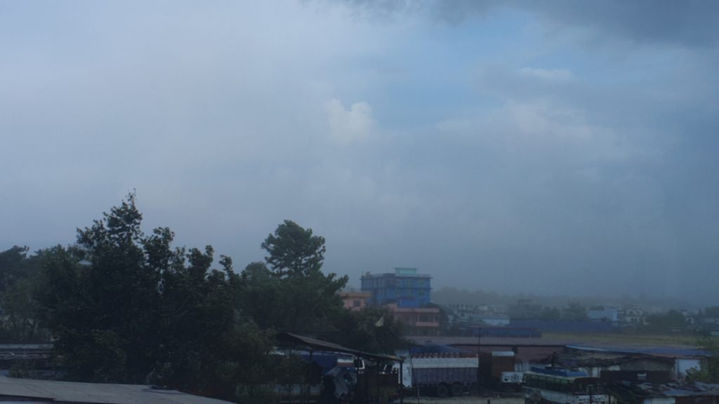 कञ्चनपुरमा हावाहुरीबाट रुख ढल्दा दुई घाइते, विद्युत आपूर्ति ठप्प