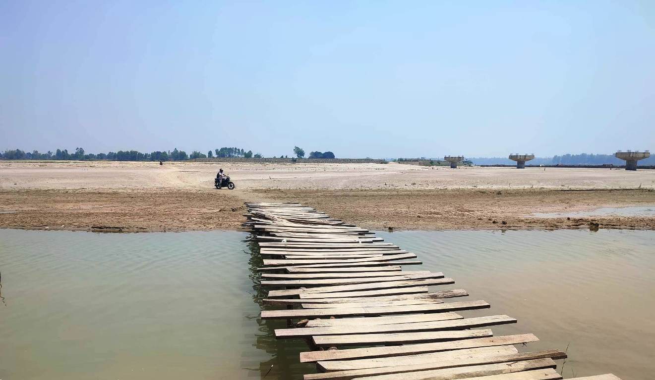 लालझाडीका बासीको अनेकौ दुःख पक्की पुलका पिलर हेर्छन् पैसा तिरेर नदी तर्छन्