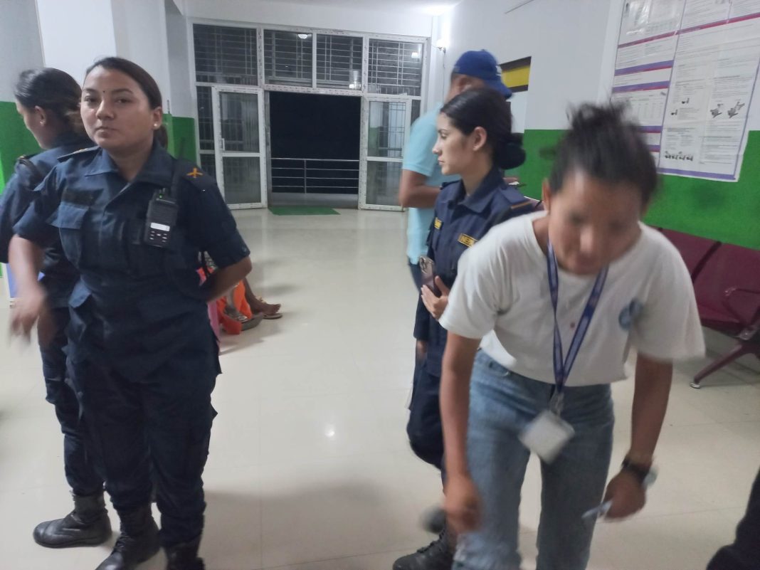 कञ्चनपुरमा प्रहरीको असह्य दादागिरीः घटनाको रिर्पोटिङमा पुगेकी पत्रकारलाई कुटपिट गर्दै पक्राउ