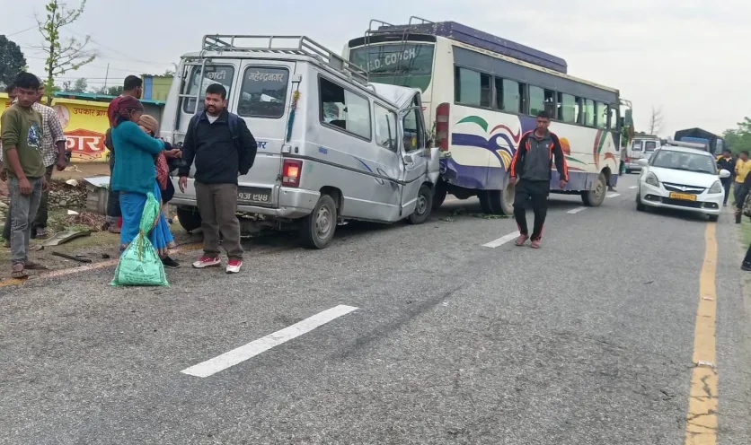 हायस और बस ठाक्कर खइ तओ ११ जानै घाइते