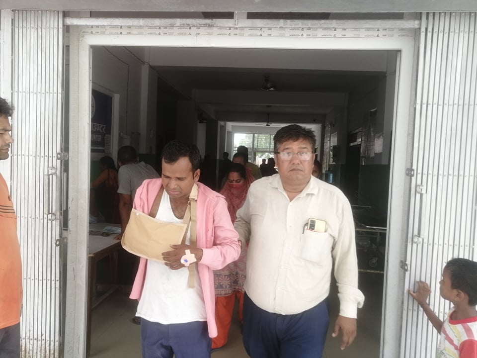 कञ्चनपुरका पत्रकार कृष्ण दमाई सडक दुर्घटनामा घाईते