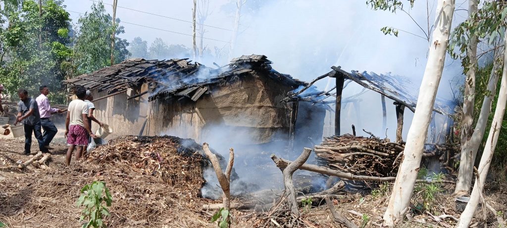 लालझाडीकाे एक घरमा आगलागी हुँदा लाखौको क्षति