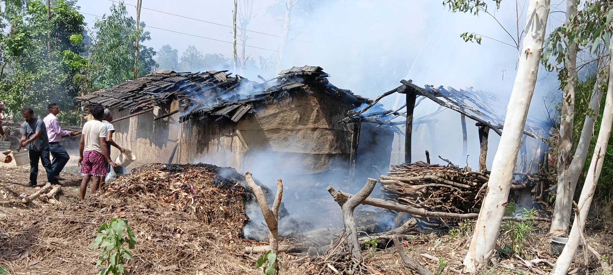 लालझाडीकाे एक घरमा आगलागी हुँदा लाखौको क्षति