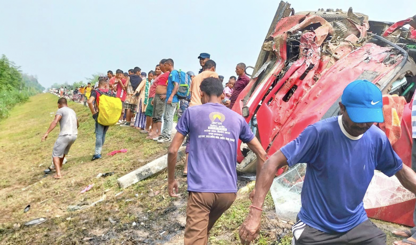 बस और ट्रक एक आपसमे ठोक्कके दुर्घटना