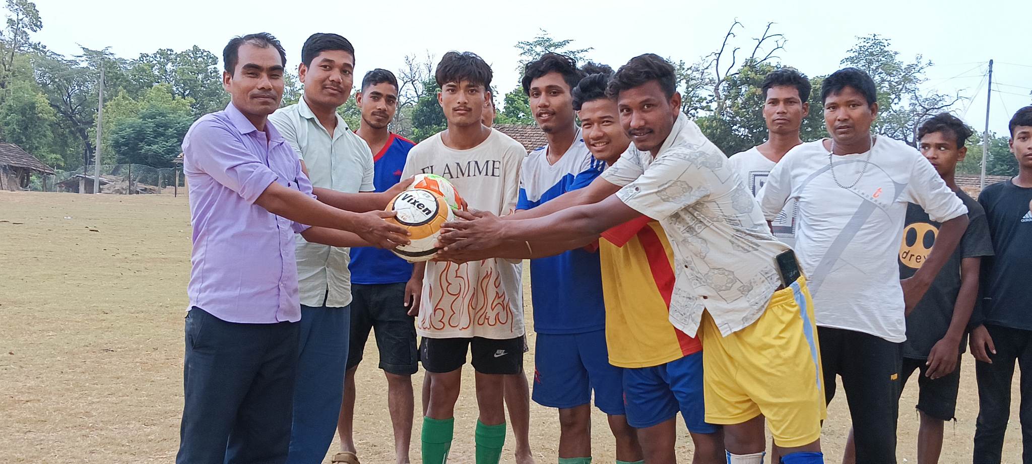 कञ्चन जाई खेलकुद विकास समितिलाई फुटबल हस्तान्तरण