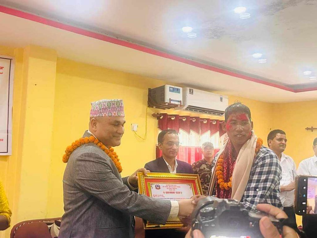 सर्वोत्कृष्ट कृषक बने बहुप्राविधिक खेती गर्दै आएका बेलौरीका बडायक