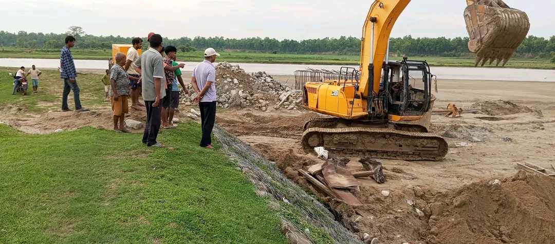 लालझाडिको दाेदा नदिमा बन्नुपर्ने पक्किपुल ठेकेदार कम्पनिका कारण अलपत्र पारेपछि वडाले बनायाे निगरानि समिति