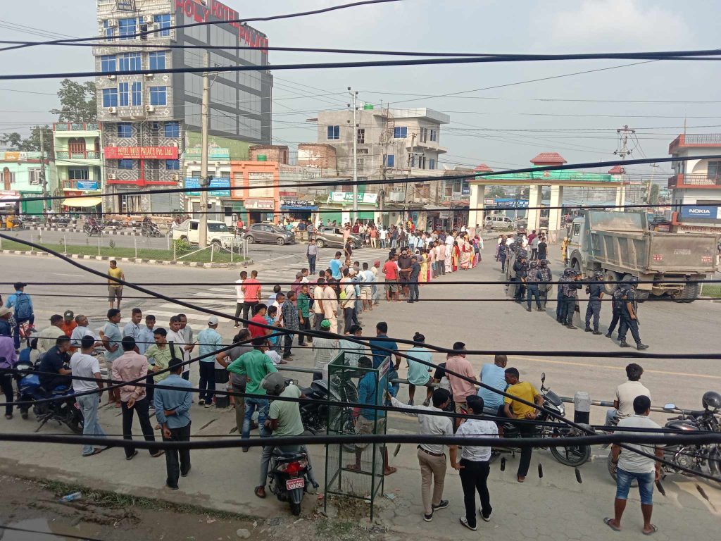 धनगढीको स्वस्तिक अस्पताल क्षेत्रमा तनाव, सडक  चक्काजाम