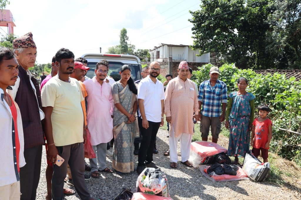 कृष्णपुरमा जङ्गली हात्तीले तीन घर भत्कायो,  तत्कालका लागि त्रिपाल र खाद्यान्न सहयोग