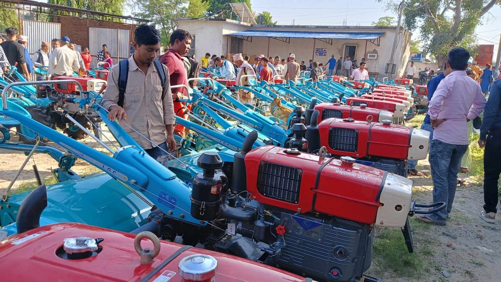 कृष्णपुर नगरपालिकाले किसानहरुलाई ५० प्रतिशत अनुदानमा पावर टिलर र मिनी पावर टिलर वितरण: किसानहरु खुसी