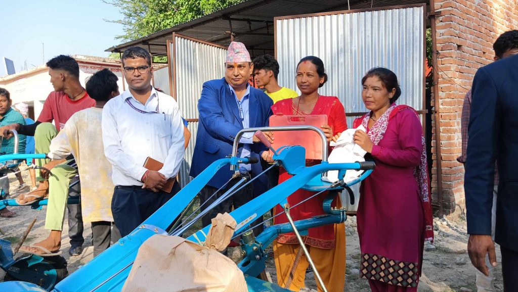 कृष्णपुर नगरपालिका द्वारा ५०% अनुदानमा पावर टिलर र मिनी टिलर वितरण