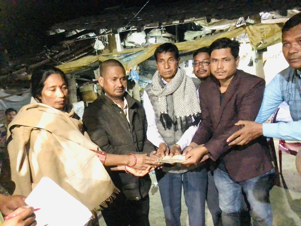 स्वर्गीय आशिष् चौधरीको परिवारलाई लोकतान्त्रिक थारु संघको पहलमा आर्थिक सहयोग