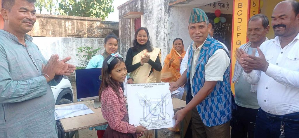 मनकारी विद्यालय निरिक्षक ओमकार राना द्वारा कम्प्युटर हस्तान्तरण