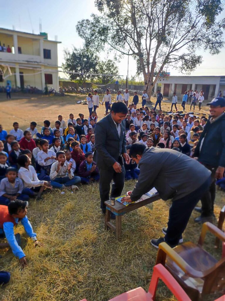 पशु शाखा लालझाडीका दीपक राज भट्ट गरे अनाथ बालबालिका लाई सहयोग