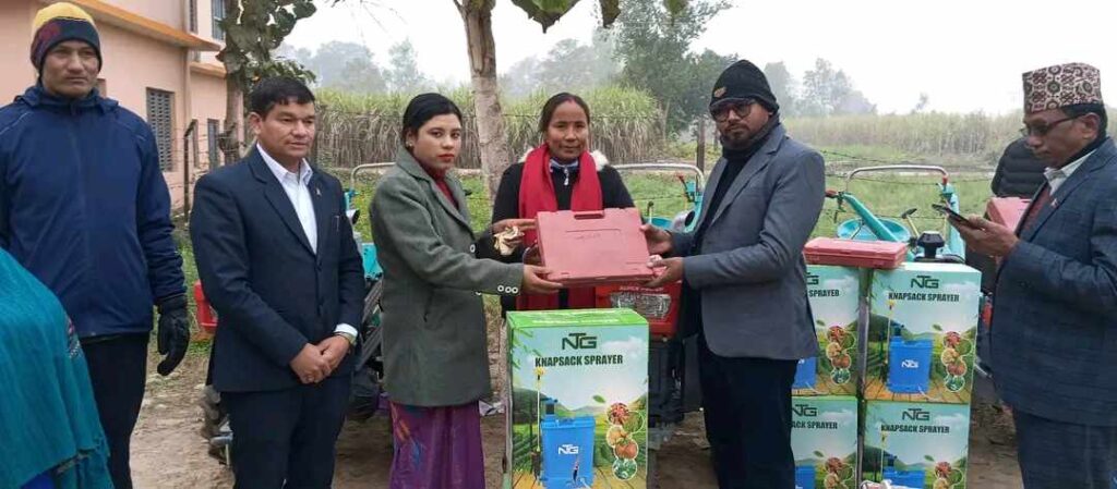 लालझाडी गाउँपालिकाद्वारा कृषि यन्त्र उपकरण वितरण