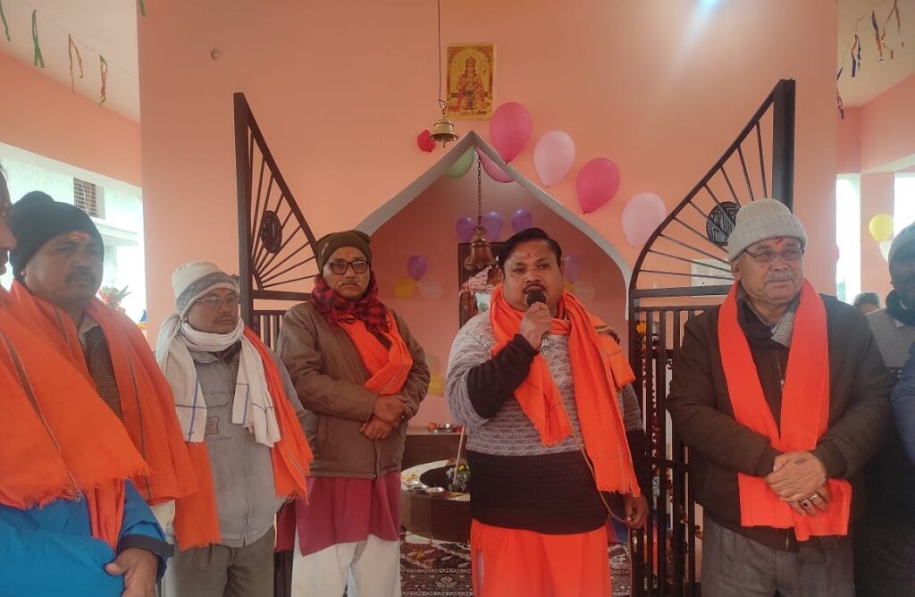  उत्तराखंड कि शिव मंदिरमे प्राण प्रतिष्ठा की कार्य विधिबत मन्त्र पढके  सम्पन्न