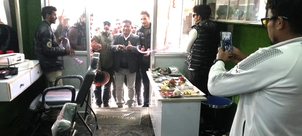 धनगढीमा पिके हेअर सोलुन एण्ड जेन्स पालर संचालन