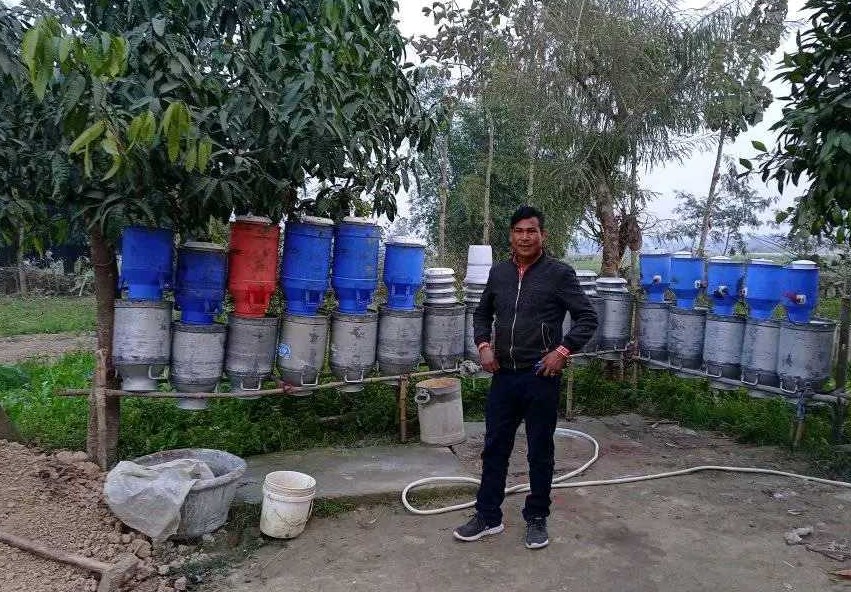 शुक्लाफाँटाका साइकलमा दूध बोक्ने शिवचरण डेरीका मालिक