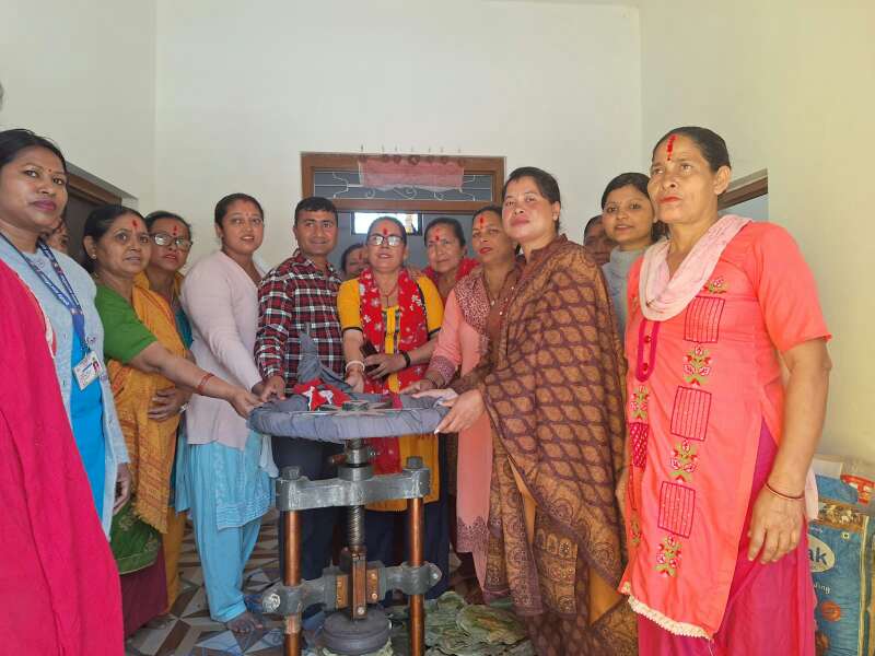 पुनर्वासले ब्यवासायिक दुना टपरी बनाउने  मेसीन र सामाग्रीहरु हस्तान्तरण