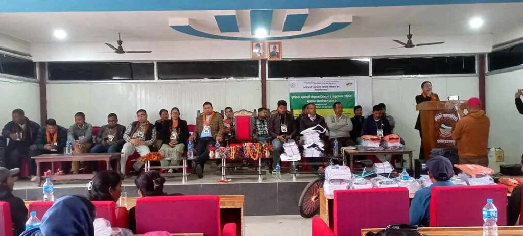 बेलौरी मा पूर्व खानेपानी मन्त्री द्वारा शैक्षिक सामग्री र पोसाक वितरण तथा उद्घोषण तालिम समापन