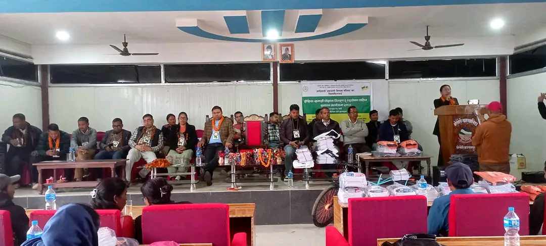 बेलौरी मा पूर्व खानेपानी मन्त्री द्वारा शैक्षिक सामग्री र पोसाक वितरण तथा उद्घोषण तालिम समापन