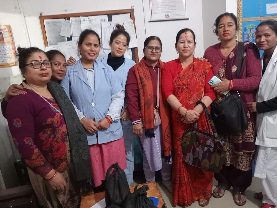 नारि दिवसको अवसरमा नेपाल राष्ट्रिय शिक्षक संगठनले गर्यो बिरामीहरुलाई फलफुल वितरण