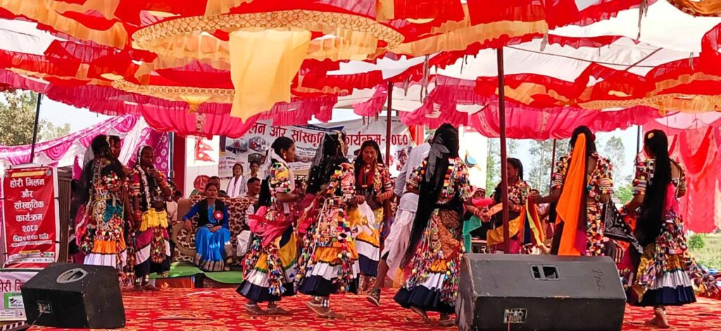 रानाथारू सामुदायमे एक महिना ८ दिन खेलत हाेरी