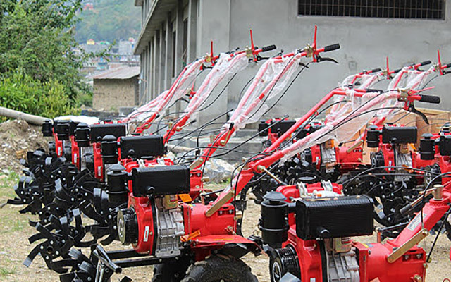 कैलालीमा किसानलाई अनुदानमा हाते ट्र्याक्टर वितरण गर्ने