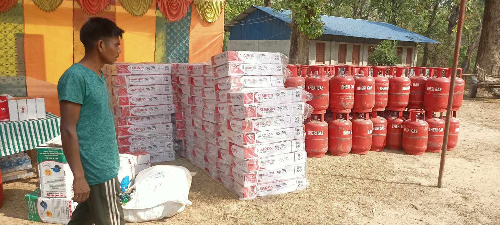 हरियाली सामुदायीक बन् द्वारा विपन्न वर्ग लाई ५०%अनुदानमा ग्यास तथा चुलो वितरण