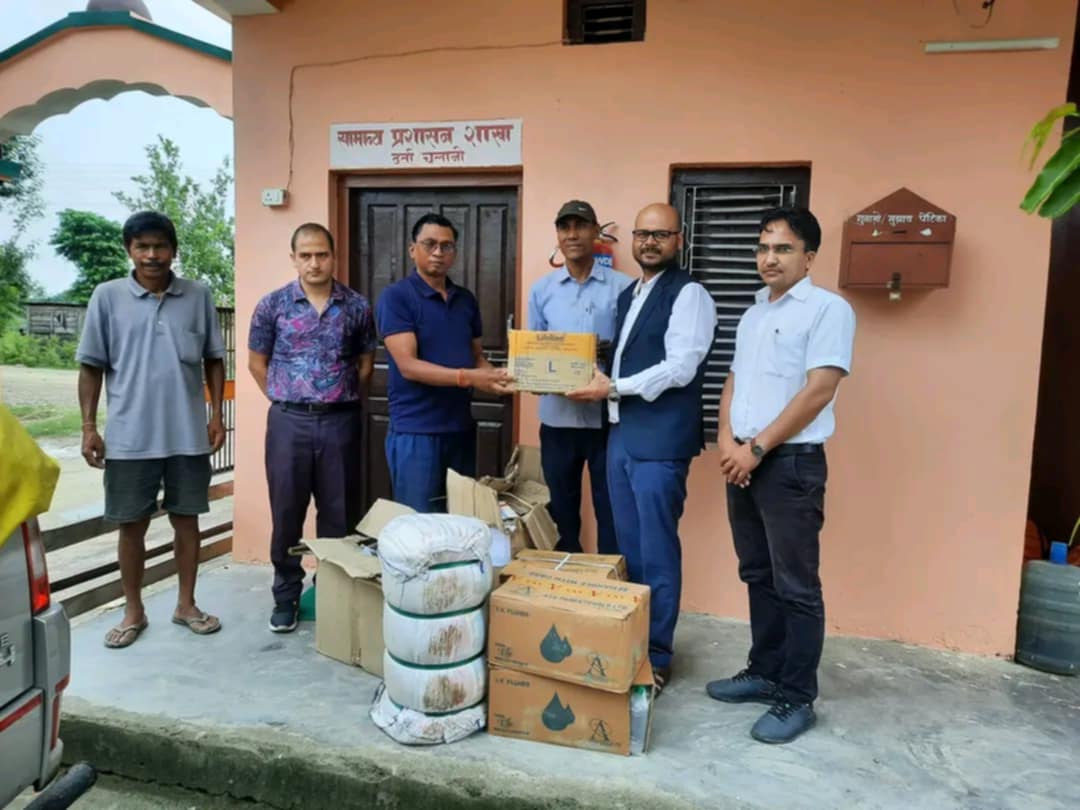 प्रदेशका स्वास्थ्यमन्त्री ‘सरल औषधी बोकेर कञ्चनपुरका वाढीपीडित बस्तीमा