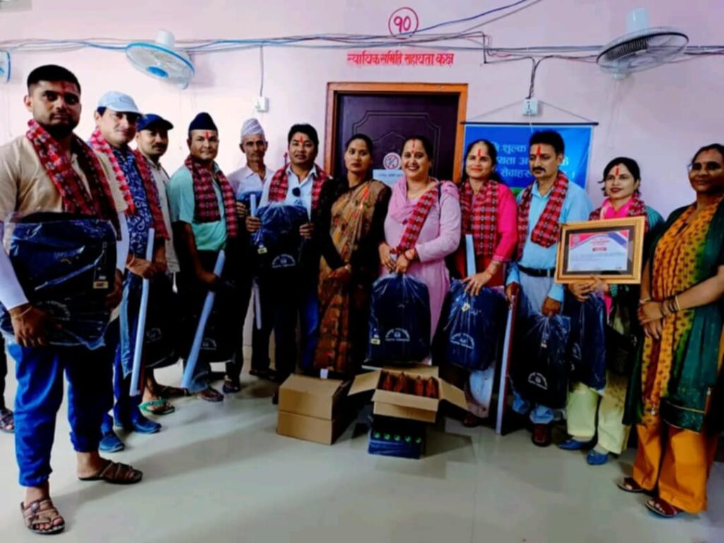 कृष्णपुर नगर उपप्रमुख ले न्याय समिति लाई झोला तथा प्रमाण पत्र वितरण गरियो