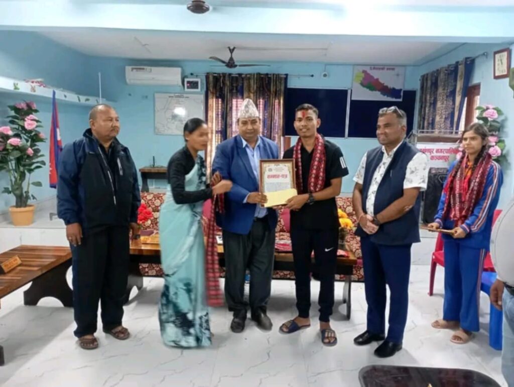 एसईईमा उत्कृष्ट २ विद्यार्थीलाई ११ हजार नगदसहित कृष्णपुर नगरपालिकाले गर्‍यो सम्मान