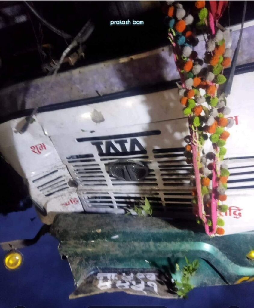 डोटीमा बस दुर्घटनामा परेर १६ जना घाईते