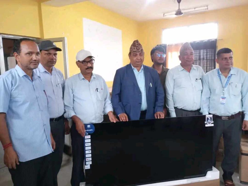 कृष्णपुर न.पा.ले सामुदायिक विद्यालयलाई ‘आई.सि.टी’ सामाग्री वितरण