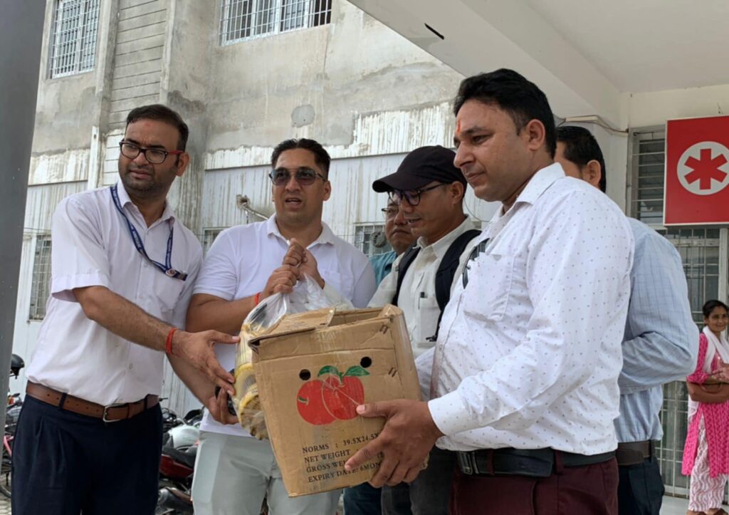 जनसरोकार पोष्ट’ १२औँ बर्षमा प्रवेश; महाकाली प्रादेशिक अस्पतालका बिरामीलाई फलफुल वितरण