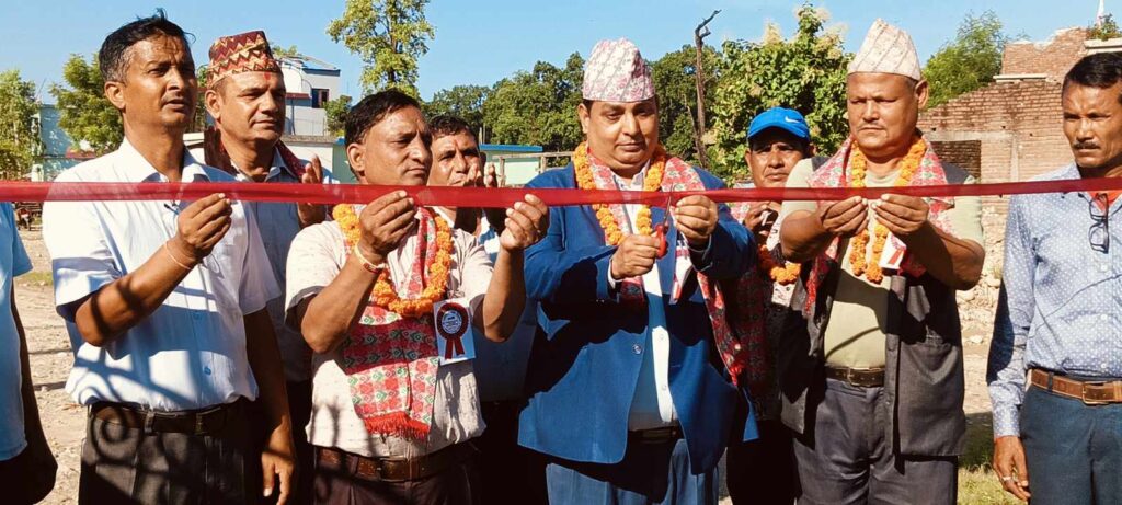 कृष्णपुरको कालिका माध्यामिक विद्यालयमा दुई कोठे नवनिर्मित भवन सहित मुल गेटको उद्घाटन