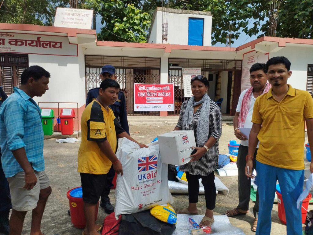 कैलारी गाउँपालिका बाढीपीडितको पिडामा मलम, MPDS डडेल्धुरा द्वारा साढे २४ लाखको राहत सहयोग