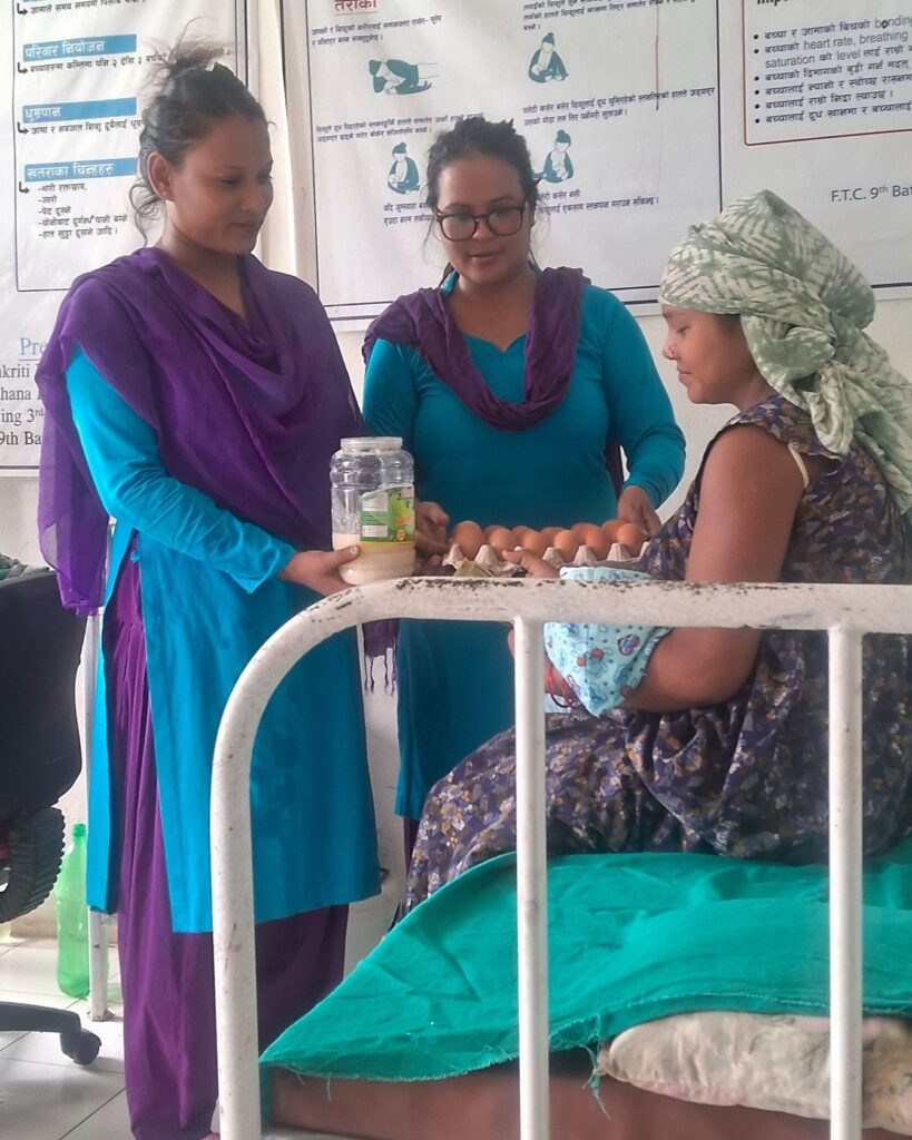 शहरी स्वास्थ्य प्रबर्द्धन केन्द्र  बेलीमा  सुत्केरी हुने महिलाहरुलाई अण्डा,ध्यु,पेन्टी र प्याड निशुल्क