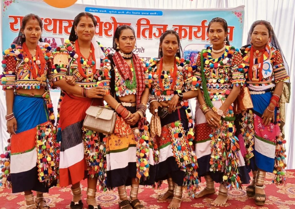 रानाथारू गाउँमा सावनकाे डाेलालकाे राैनक