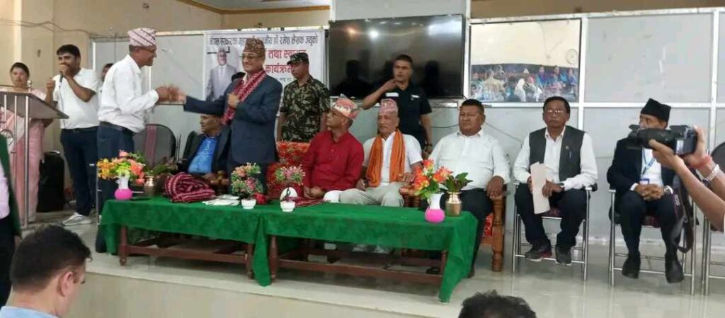 लालझाडी, पुनर्वास, बेलौरी र बेलडाँडीका पालिकाहरूद्वारा गृहमन्त्री लेखकलाई ज्ञापन : हुलाकी राजमार्ग विस्तारदेखि दोदा, चाैधर नदि नियन्त्रणका लागि पहलको अनुरोध