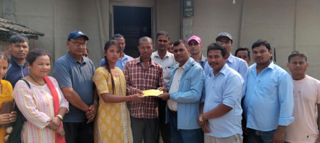 जङ्गली हात्तीको आक्रमणमा मृत्यु भएका चौधरीका बुवालाई सामुदायिक वन उपभोक्ता समितीद्वारा सहयोग रकम प्रदान